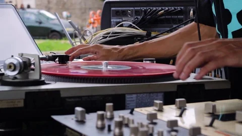 DJ Spinning Disc Switching Record Side 스톡 동영상 112835115