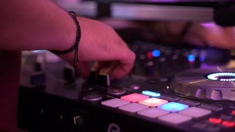 DJ spinning disk on a deck with his hand in close-up. Vidéo 126578416