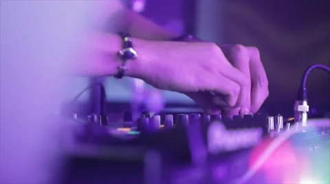 DJ spinning the handle on the remote 스톡 동영상 62751863