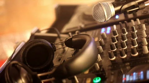 DJ turnatable with headphones - rack focus 스톡 동영상 301009