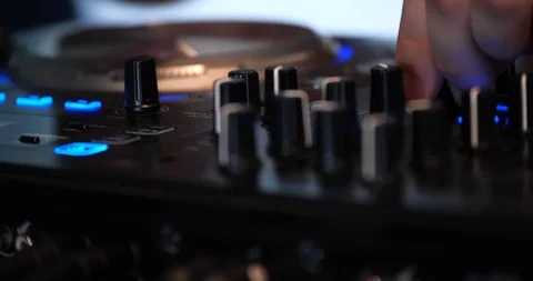 DJ turning knobs on turntables 動画素材 107988376