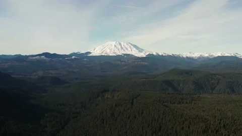 DJI Drone flight with view on Mt St Hellens 스톡 동영상 134587373