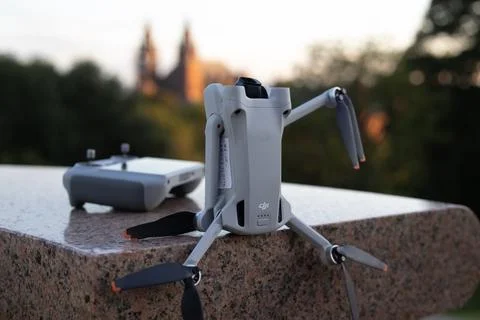 DJI mini 3 pro drone waving while sitting on a bench Foto stock