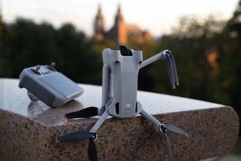 DJI mini 3 pro drone waving while sitting on a bench Stock-Fotos