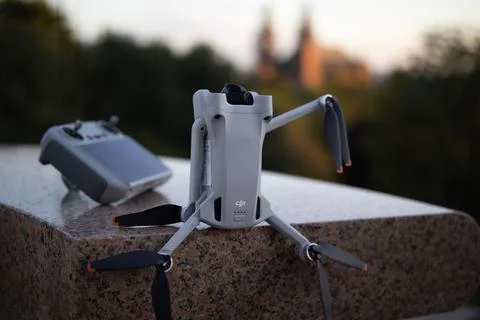 DJI mini 3 pro drone waving while sitting on a bench Stock-Fotos