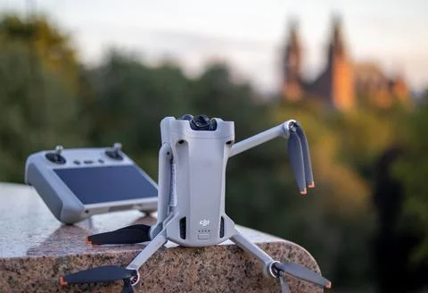 DJI mini 3 pro drone waving while sitting on a bench Stock-Fotos