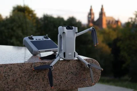 DJI mini 3 pro drone waving while sitting on a bench Stock-Fotos