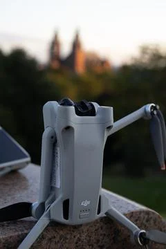 DJI mini 3 pro drone waving while sitting on a bench Foto stock