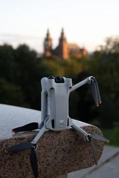 DJI mini 3 pro drone waving while sitting on a bench Stock-Fotos