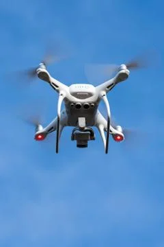 DJI Phantom 4 Pro quadcopter drone with digital camera 4K flight in blue sky Foto stock