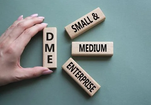 DME - Small and Medium Enterprise symbol. Concept word DME on wooden blocks.. Foto stock