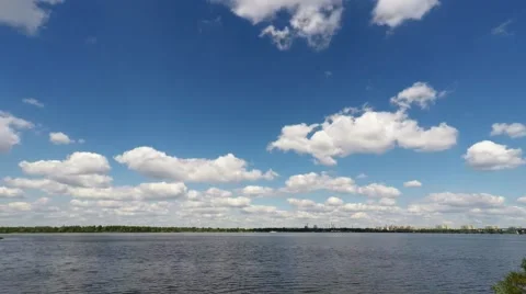 The Dnipro River. Timelapse. Clouds over the river. The water and sky. Vidéo 68631692