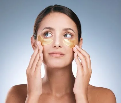 Do it like a chore. a young attractive woman wearing an under eye patch against Fotos de archivo