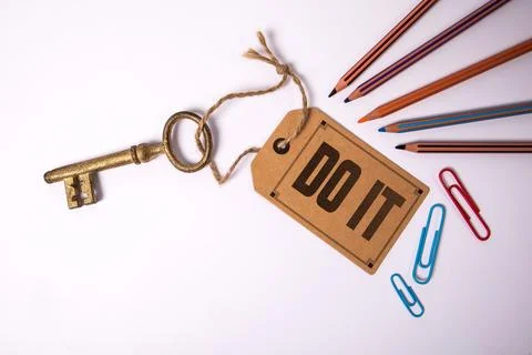 Do It Text on Tag Attached to Key Representing Action and Motivation Concept Stock-Fotos