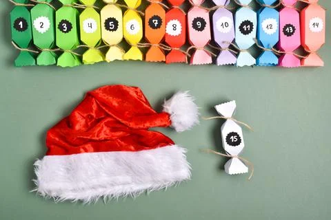 DO IT YOURSELF. Advent calendars made of colored paper in the shape of sweets Foto stock