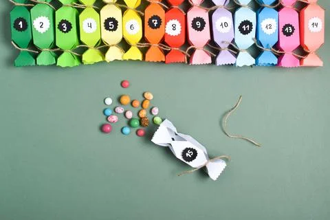 DO IT YOURSELF. Advent calendars made of colored paper in the shape of sweets Foto stock