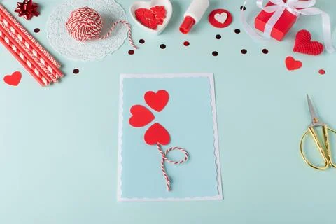 Do it yourself. Make yourself a Valentine's Day greeting card. Step-by-step i 库存照片