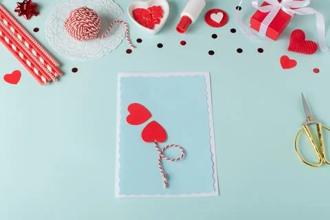 Do it yourself. Make yourself a Valentine's Day greeting card. Step-by-step i Foto stock