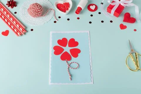 Do it yourself. Make yourself a Valentine's Day greeting card. Step-by-step i Foto stock