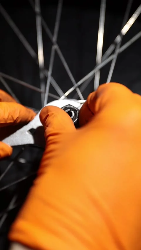 Do-it-yourself mountain bike repair at home. 스톡 동영상 334718117