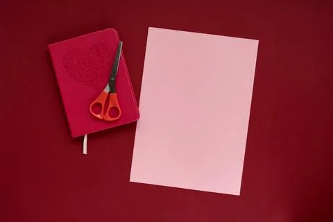 Do-it-yourself paper bookmark for a book in the shape of a heart. Confessio.. Foto stock