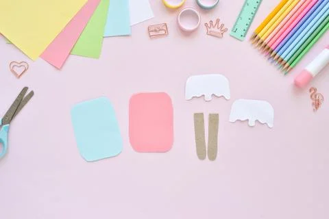 DO IT YOURSELF. Paper ice cream with kids at home. Step-by-step instructions. Foto stock