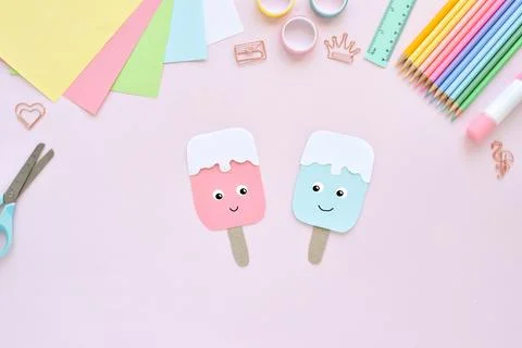 DO IT YOURSELF. Paper ice cream with kids at home. Step-by-step instructions. Foto stock