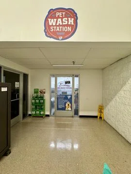 The Do it yourself pet washing station at a Tractor Supply store Stock Photos