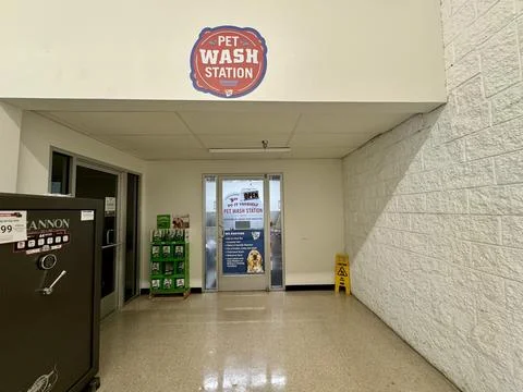 The Do it yourself pet washing station at a Tractor Supply store Stock Photos
