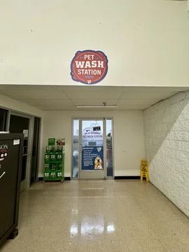 The Do it yourself pet washing station at a Tractor Supply store Stock Photos