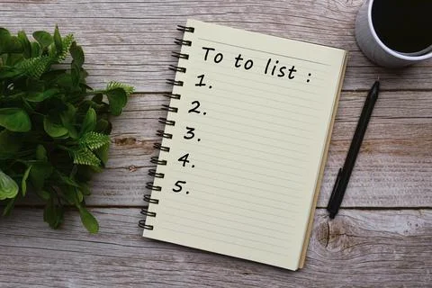 To do list text on notepad on wooden desk Foto stock