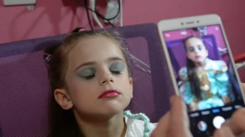 Do makeup to child. The mather paints the face of a little girl. 스톡 동영상 104958733