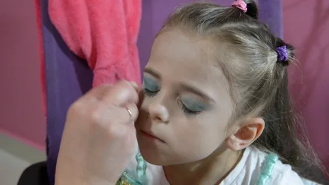 Do makeup to child. The mather paints the face of a little girl. 스톡 동영상 104959025