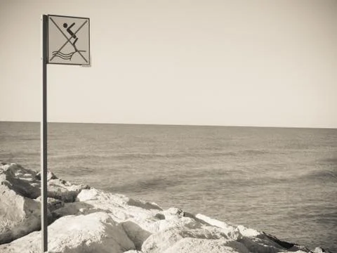 Do not dive advice  long an Italian beach Foto stock