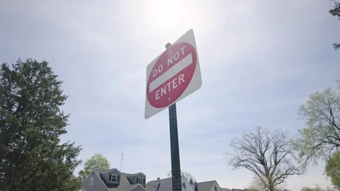 Do Not Enter traffic sign and vector along urban roadway 库存影片 307333414