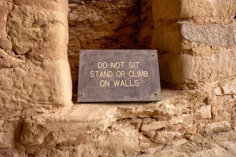 Do Not Sit Stand or Climb on Walls Sign Foto stock