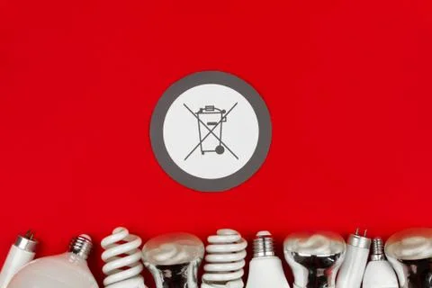 Do not throw dead light bulbs in garbage. Trash icon and line of light bulbs 스톡 사진