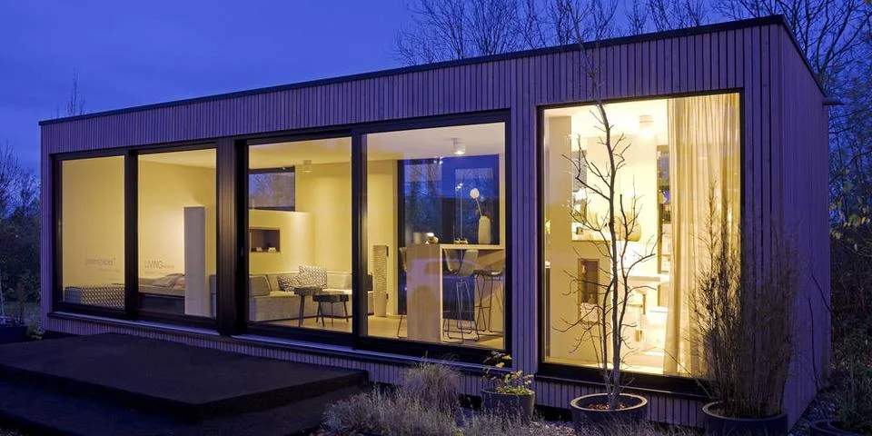 DO Tiny House 05.tif Tiny House, Wohnen, Schlafen, Kochnische und Bad auf ... Foto stock