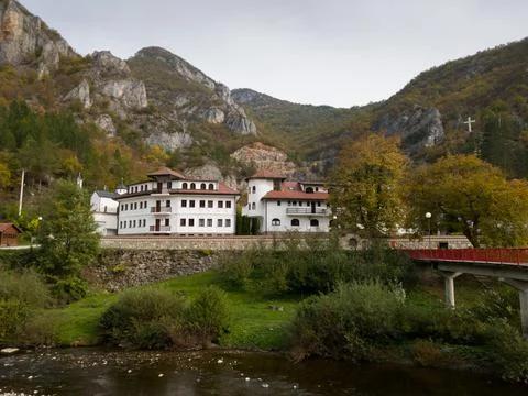 Dobrun Monastery on the river Rzav surrounded by mountains in autumn Foto stock