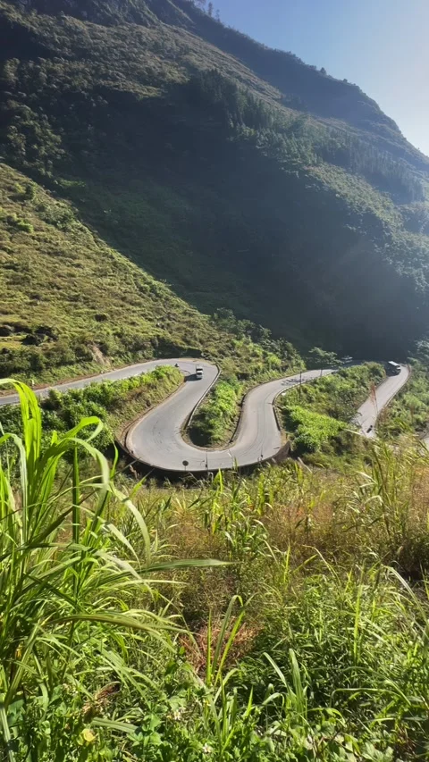 Doc Tham Ma Pass, Dong Van, Vietnam. Winding mountain road in Asia Video stock 329072283