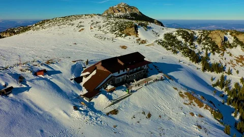 Dochia chalet and Toaca peak at sunrise in Ceahl?u Mountains National in wint Video stock 129951609