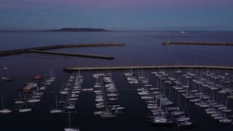 Dock with boats at night Stockbeeldmateriaal 171593104