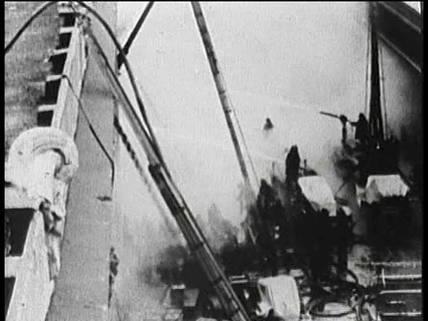 A dock fire includes the Cunard Line cruise ship building and firefighters Vídeos de archivo 75278310