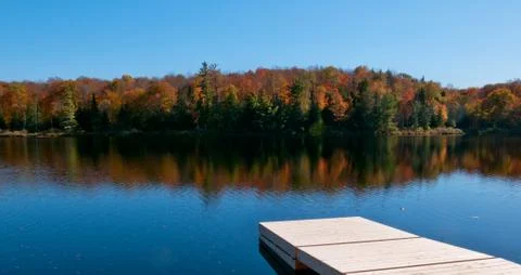 Dock in lake Stockfoto's