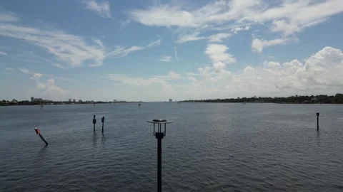 Dock oull back over water 库存影片 250354520