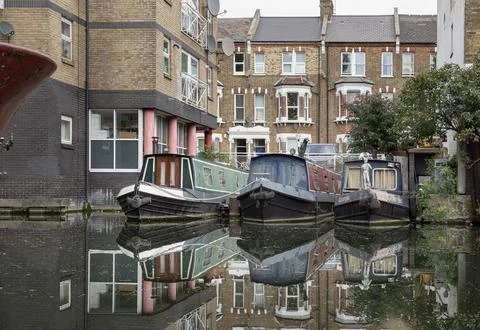 A dock for three narrowboats situated between an Edwardian-style terrace of.. Foto stock