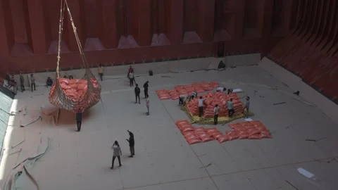 Dock workers loading rice cargo in cargo hold 库存影片 295569178
