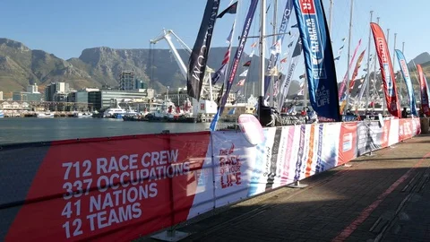 Docked clipper boats masts with flags &amp; City Table Mountain skyline 库存影片 81451257