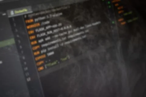 Docker file Hello World code on screen blurry background image 스톡 사진
