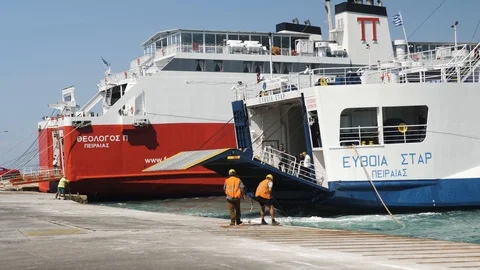 Docking a ferry Stock Footage 127559695